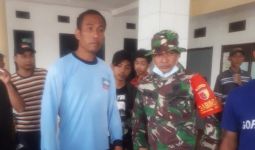 Anggota Kopaska TNI AL Sertu Ikhwan Selamatkan Warga yang Terseret Banjir - JPNN.com