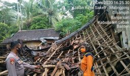 Belasan Rumah-Pondok Pesantren di Lebak Diterjang Angin Puting Beliung - JPNN.com