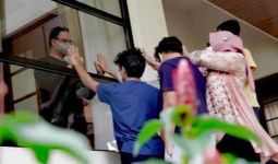Mengharukan, Ketika Gubernur Anies Hanya Bisa Melihat Keluarga dari Balik Jendela - JPNN.com
