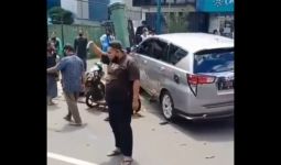 Mobil Seorang Polisi Hilang Kendali, 4 Kendaraan Kena Tabrak, 1 Perempuan Meninggal - JPNN.com