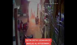 Detik-Detik Ledakan Molotov di Masjid Al-Istiqomah Cengkareng - JPNN.com