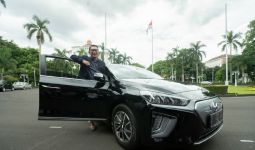 Lihat Kang Emil Bergaya di Samping Mobil Listrik Hyundai - JPNN.com