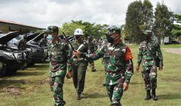 Brigjen TNI Bangun Nawoko Inspeksi Kesiapan Kendaraan Dinas Militer Korem Merauke - JPNN.com