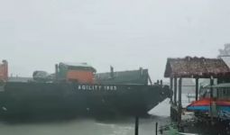 Cuaca Ekstrem, Gelombang Besar Dorong Kapal Tongkang Tabrak Rumah Warga - JPNN.com