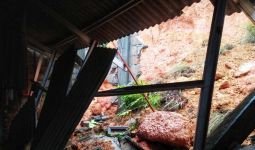 Longsor Menghancurkan 8 Rumah Warga di Tanjungpinang, Sejumlah Wilayah Terendam Banjir - JPNN.com