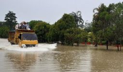 Hujan Turun 2 Hari, Jalan Utama di Kota Batam Terendam Banjir - JPNN.com