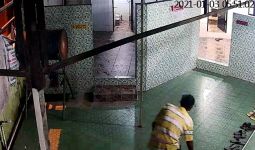 Sandal Jemaah Masjid Sering Hilang, Ini Pelakunya Terekam CCTV, Lihat Gayanya - JPNN.com