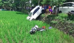 Kecelakaan Maut, Mobil dan Sepeda Motor Terjun ke Sawah, Satu Nyawa Melayang - JPNN.com