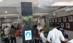 Kenakan Kemeja Putih, Nobu Tiba di Polda Metro Jaya, Gisel Mana? - JPNN.com