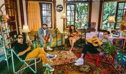 Mocca Meramu 'You and Me Against the World' Versi Akustik - JPNN.com