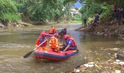 Bersihkan Sampah di Sungai Ciliwung, Petugas UPK Badan Air Temukan Mayat Wanita - JPNN.com