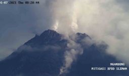 Penampakan Gunung Merapi Pagi Tadi, Ada Awan Panas, Siaga - JPNN.com