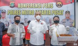 Detik-detik Polisi Gerebek Home Industry Tembakau Gorila, Satu Pelaku Ditembak - JPNN.com