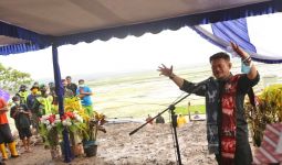 Diguyur Hujan, Semangat Mentan Tinjau Food Estate Sumba Tengah tak Surut - JPNN.com