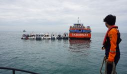 Patroli Laut Bea Cukai Bergabung dengan Basarnas Cari SJ 182 - JPNN.com