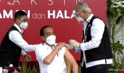 Jokowi Divaksin, Lalu Tertawa dan Berkata.. - JPNN.com