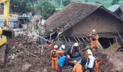 Longsor di Sumedang, Tim SAR Temukan 5 Korban Tewas, 19 Masih Hilang - JPNN.com