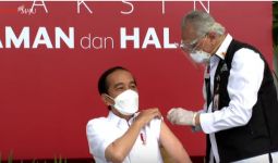 Dokter Abdul Grogi saat Memvaksin Presiden Jokowi, Tangannya Gemetar - JPNN.com