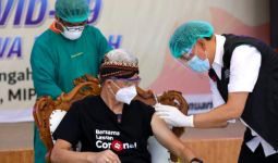 Inilah Sosok Dokter Istimewa yang Menyuntikkan Vaksin pada Ganjar Pranowo - JPNN.com