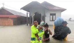 Seorang Polantas Mengevakuasi Bayi Melewati Derasnya Arus Banjir di Tanah Laut - JPNN.com