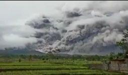 Gunung Semeru Batuk-batuk Lagi, PVMBG Imbau Masyarakat Waspada - JPNN.com