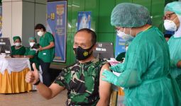Lihat Nih, Ekspresi Mayjen TNI Ignatius Saat Disuntik Vaksin Covid-19 - JPNN.com