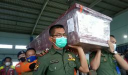 Tragedi Sriwijaya Air SJ182: Jenazah Indah Halimah Putri Tiba di Palembang - JPNN.com