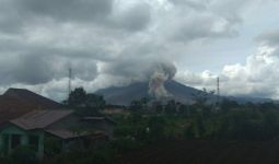 Gunung Sinabung Meletus 3 Menit 26 Detik, Siaga! - JPNN.com