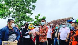 Bakti Sosial, Pemuda Pancasila Bagikan Sembako kepada Warga Subang - JPNN.com