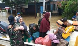 TNI AL Distribusikan Sembako Kepada Warga Terdampak Banjir di Kalsel - JPNN.com