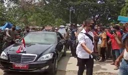 Pengungsi Berebut, Pengawal Jokowi yang Berbadan Kekar Kewalahan - JPNN.com