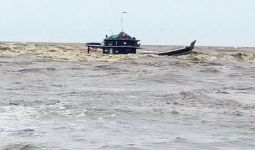 Kapal Bermuatan 26 Ton Kelapa Sawit Tenggelam Dihantam Ombak - JPNN.com