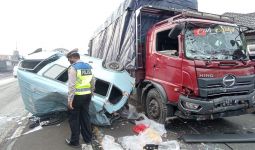 4 Kendaraan Kecelakaan Beruntun di Jalur Pantura Cirebon, Sampai Kayak Begini - JPNN.com