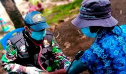 Tim Medis TNI AL Tangani Puluhan Korban Gempa di Pulau Karampuang - JPNN.com