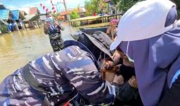 Tim Kesehatan TNI AL Memberikan Layanan Kesehatan untuk Korban Banjir Kalsel - JPNN.com