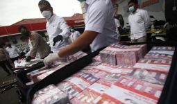Polda Jatim Mengungkap Kasus Besar, Barang Bukti Uang Bertumpuk-tumpuk, Lihat Itu - JPNN.com