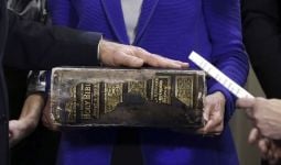 Kitab Suci dalam Seremoni Kenegaraan AS: dari Bibel Hingga Bhagawadgita - JPNN.com