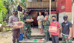 Personel Satgas Pamtas Yonif 642 Bagikan Sembako Kepada Warga Terdampak Banjir - JPNN.com