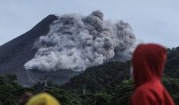 Lihat, Penampakan Awan Panas Gunung Merapi - JPNN.com