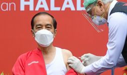 Ini Alasan Pak Jokowi Pakai Singlet saat Vaksinasi Kedua - JPNN.com