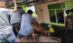 Astagfirullah, Habis Banjir Besar Terbitlah Rumah Ambles 2 Meter - JPNN.com