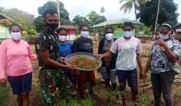 Keren, Aksi Personel Satgas TNI dan Warga di Perbatasan Patut Dicontoh - JPNN.com