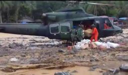 Helikopter TNI AD Pasok Bantuan Jenderal Andika Perkasa ke Wilayah Terisolasi - JPNN.com