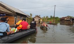 Prajurit TNI AL Rela Melewati Rintangan Demi Bantu Warga Terdampak Banjir - JPNN.com