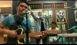 Aldi Taher Lelang Gitar Rp 10 Juta, Lalu Kirim Uang untuk Pengobatan Indra Bekti - JPNN.com