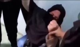 Sempat Merengek, Wanita Berjilbab tak Berkutik Saat Digelandang Polisi - JPNN.com