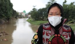 Respons Cepat Bencana, Mensos Risma Serahkan Santuan Kematian Korban Banjir Pasuruan - JPNN.com