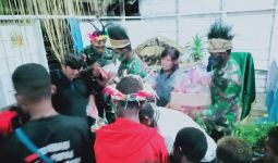 Buktikan Kebersamaan dengan Rakyat, TNI Bagikan Makanan untuk Anak-anak di Perbatasan - JPNN.com