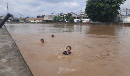 Lihat, Ada Puluhan Buyung Asyik Berenang di Ciliwung - JPNN.com