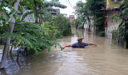 Rumah Terendam Banjir, Satu KK Menolak Dievakuasi, Ketua RT: Takut Roboh Saja Saya - JPNN.com